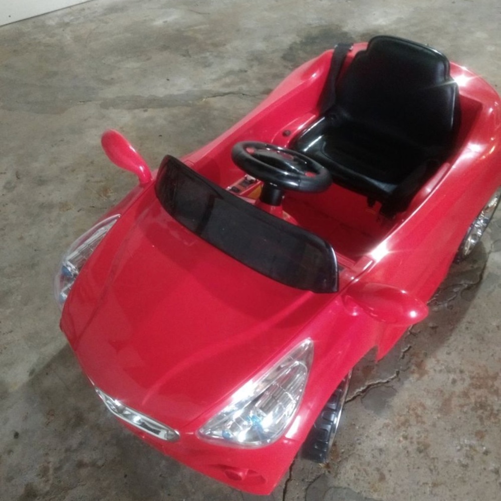 Kid's ride-on car
